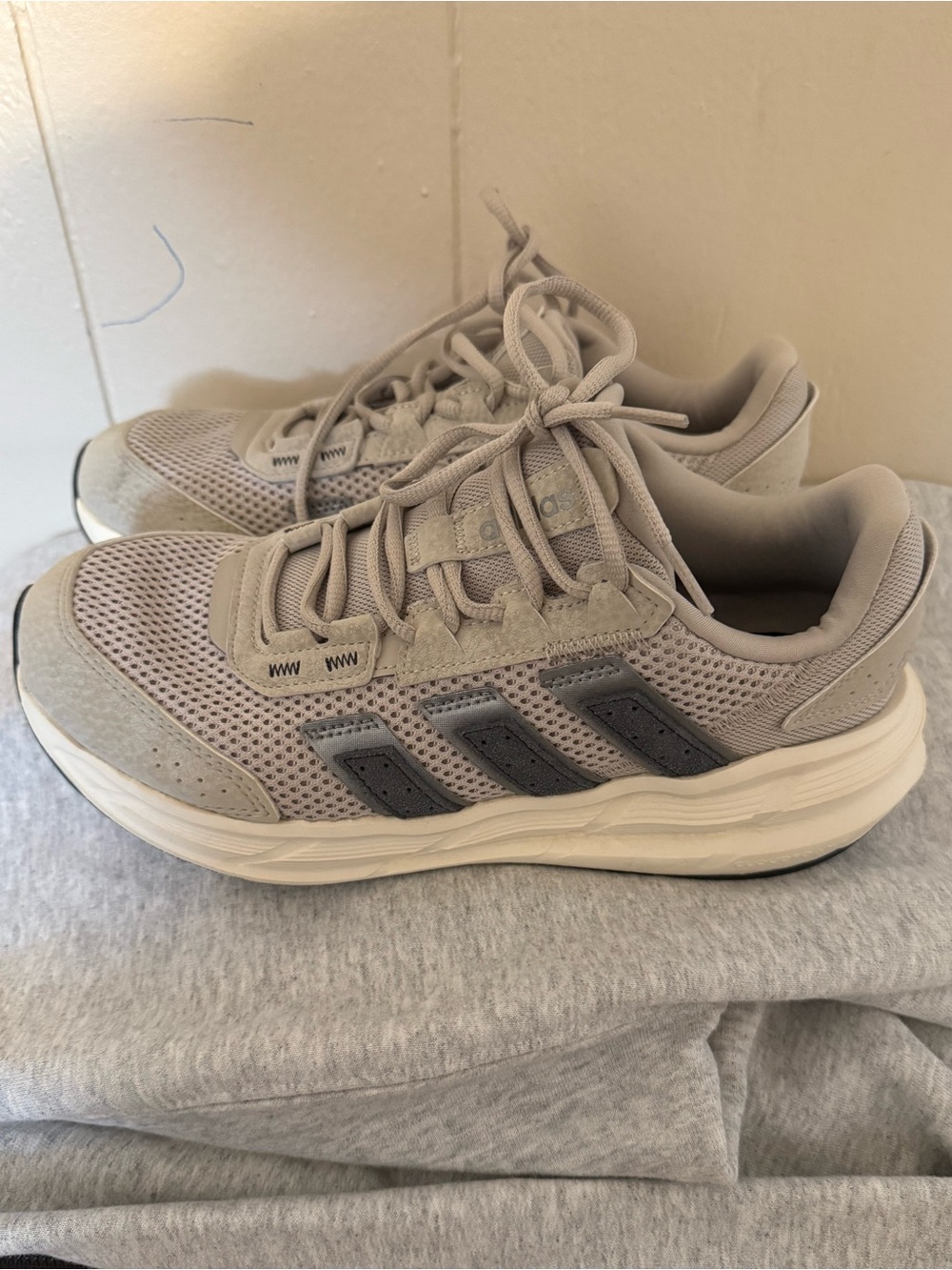 Adidas Women’s size 8 - Picture 1 of 8